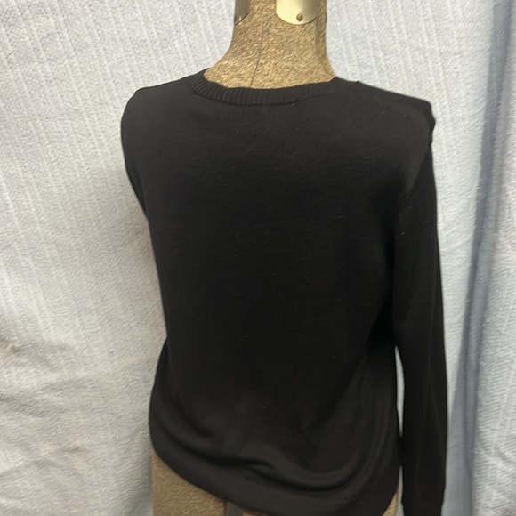Ladies black pull over top sized large but appears to be more of a size medium - Picture 3 of 4